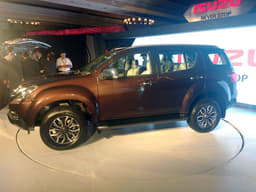 2017 Isuzu MU-X SUV image gallery